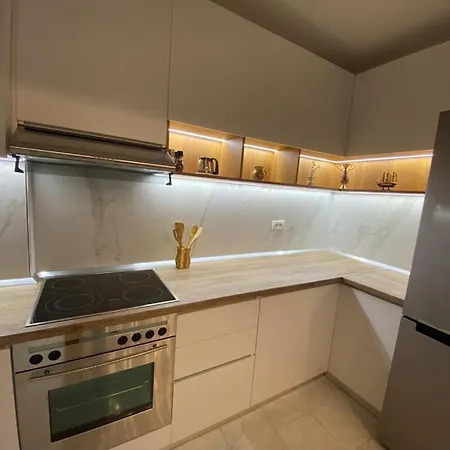 Lucas * Τίρανα